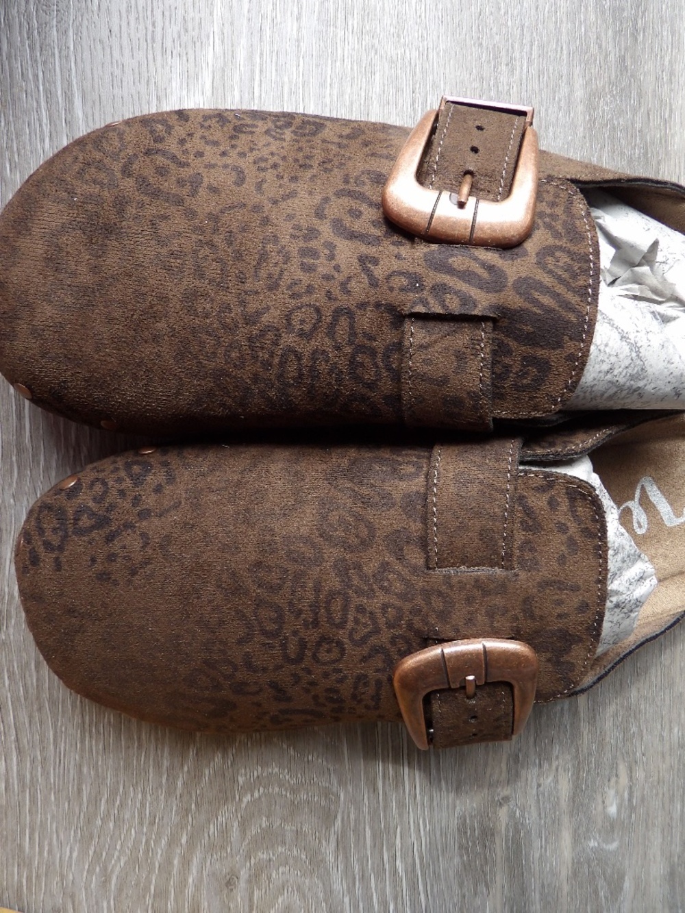 iris leopard clogs